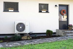 UK home with icons showing the advantages and disadvantages of heat pumps for energy-efficient heating.