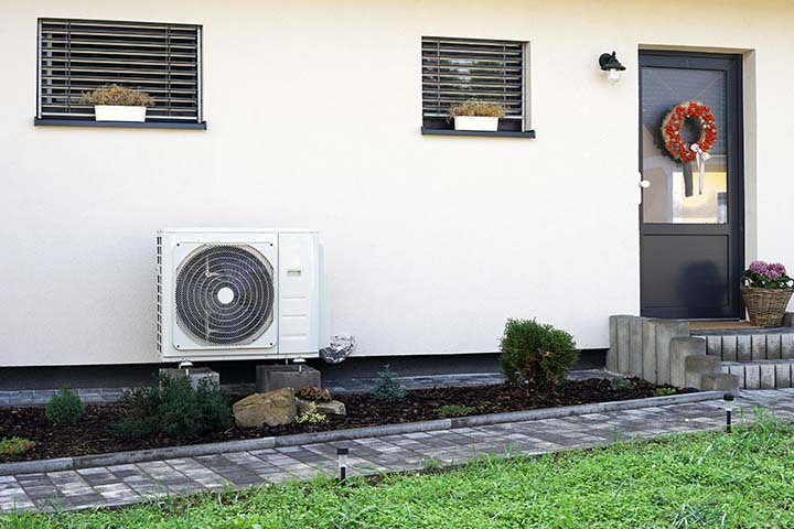 UK home with icons showing the advantages and disadvantages of heat pumps for energy-efficient heating.
